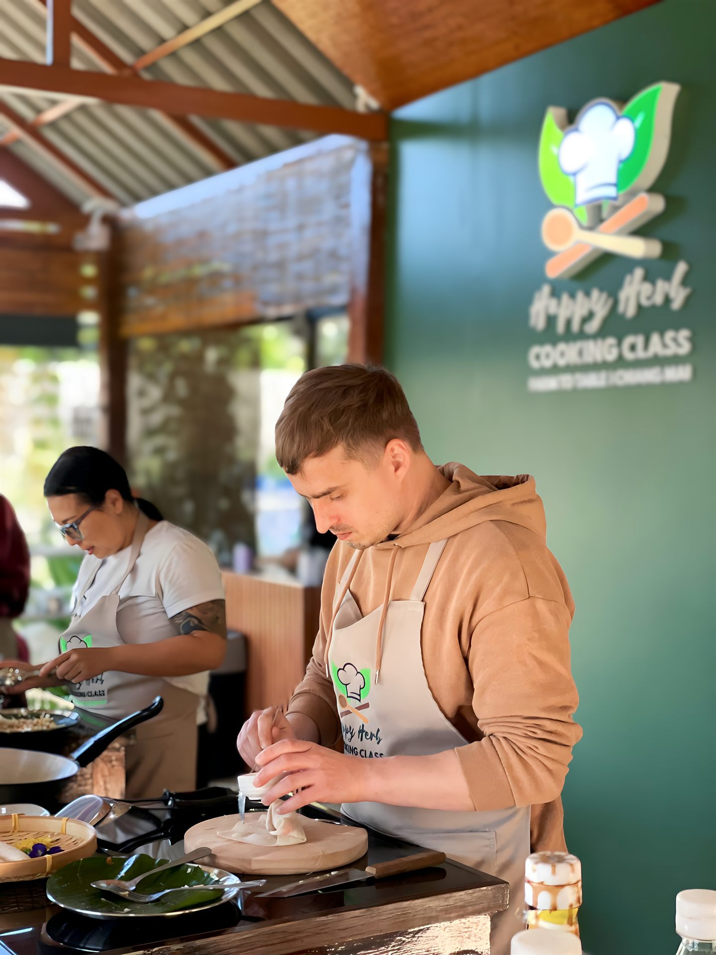 Guest preparing fresh ingredients in the Happy Herb Thai cooking class